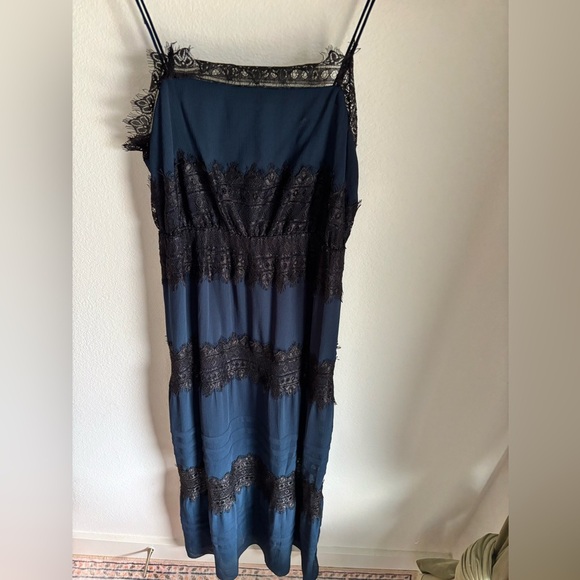 Elegant Club Monaco Navy and Black Dress in size 4 - Picture 5 of 8